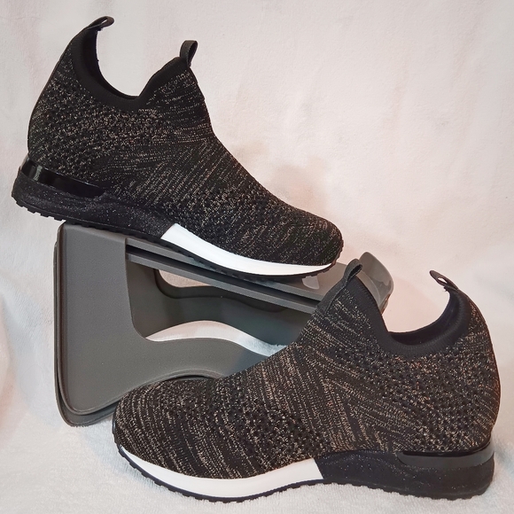 Size 6 Urban Sport by J/Slides NYC Orion Lifestyle Sneaker black/gold metallic - Picture 2 of 8